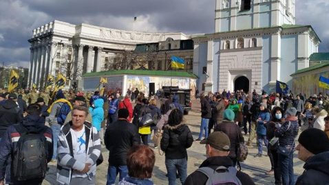 На Михайловской площади в Киеве начались мероприятия ко Дню добровольца