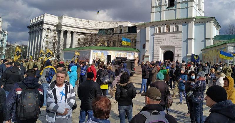 На Михайловской площади в Киеве начались мероприятия ко Дню добровольца