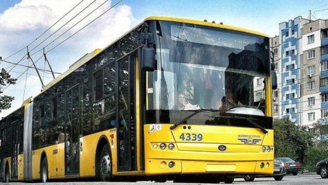 В Киеве мужчина разбил двери троллейбуса из-за недопуска в салон
