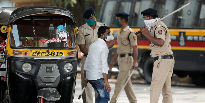 Коронавирус в Индии: полицейские бьют палками нарушителей карантина