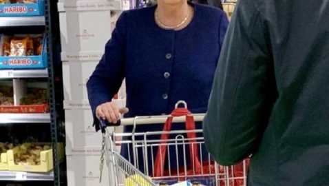 Меркель сходила в магазин за вином и туалетной бумагой без маски — фото