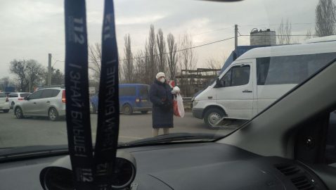 В Киеве начали продавать маски на дорогах