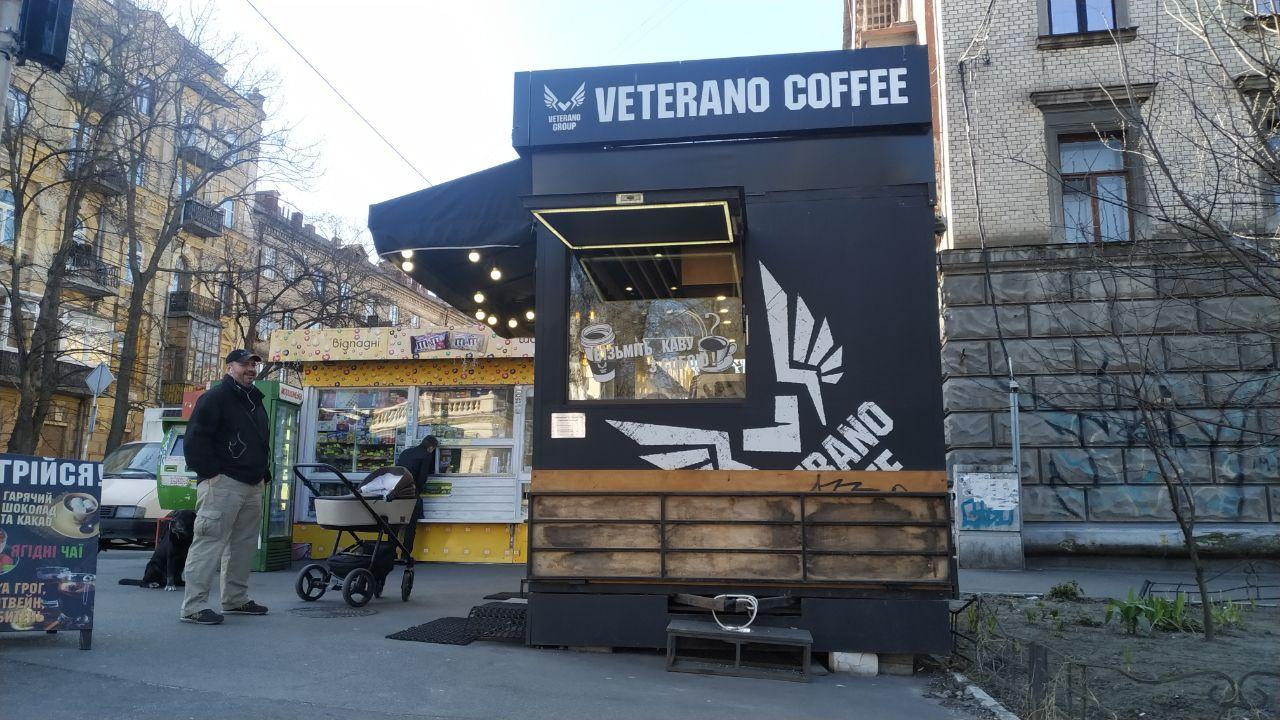 В киевском сквере продолжают работать кофейни