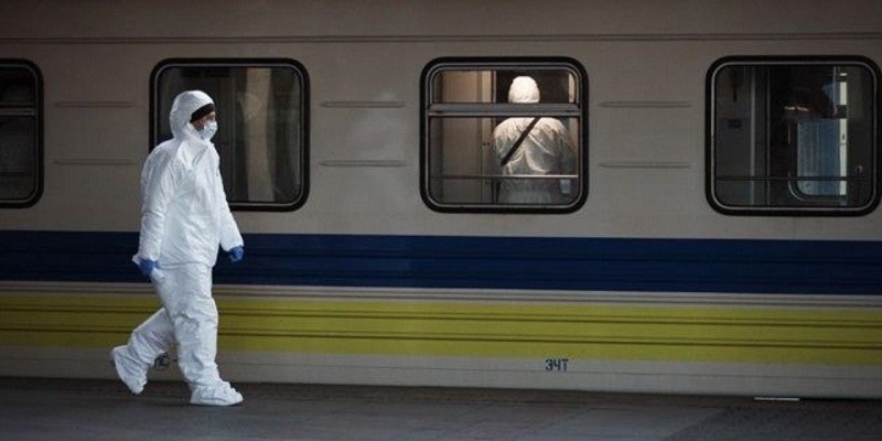 Медики проверили пассажиров поезда из Риги
