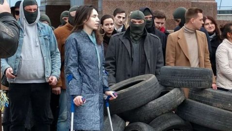 Черновол и люди в масках принесли покрышки на Майдан