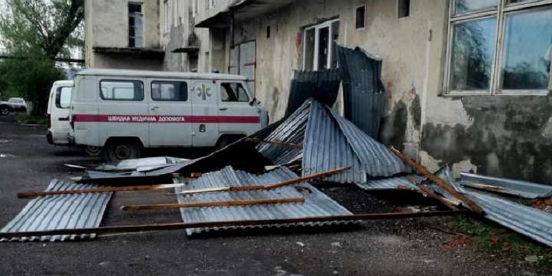 На Закарпатье ураган повредил больницы, школы и ЛЭП - 3 - изображение