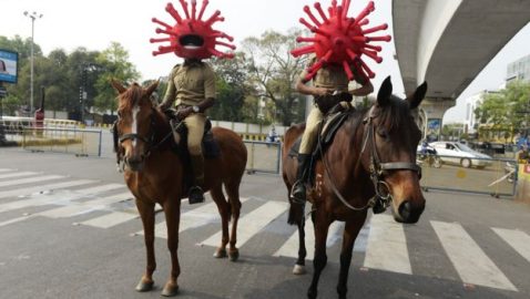Индийские полисмены работают в шлемах-коронавирусах