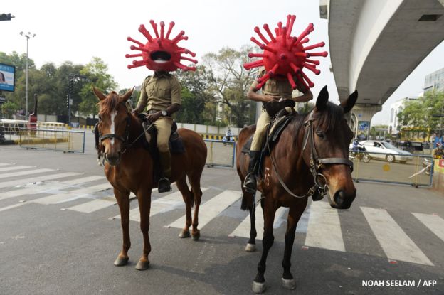 Индийские полисмены работают в шлемах-коронавирусах