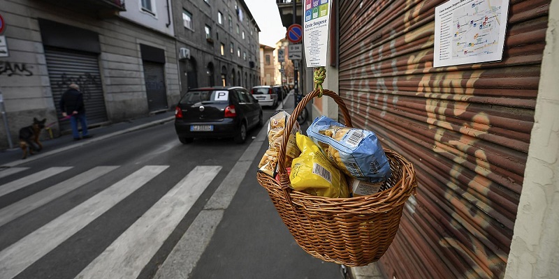 Итальянская мафия раздаёт еду малообеспеченным семьям