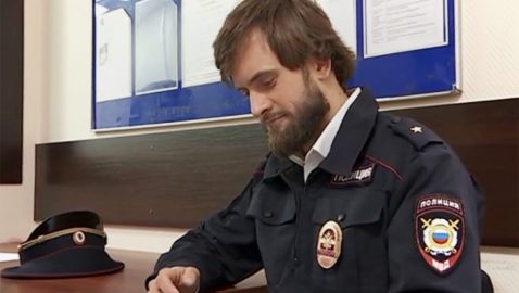 Участник Pussy Riot переоделся полицейским, чтобы гулять по Москве во время карантина