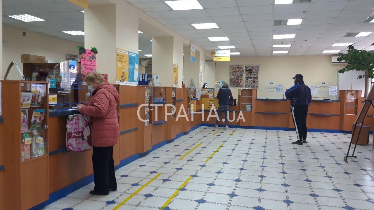 В Киеве пенсионеры выстроились в очередь за «коронавирусной» тысячей гривен - 4 - изображение