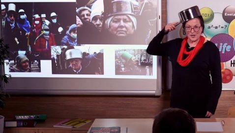 Онлайн-учительница рассказала о Майдане с кастрюлей на голове