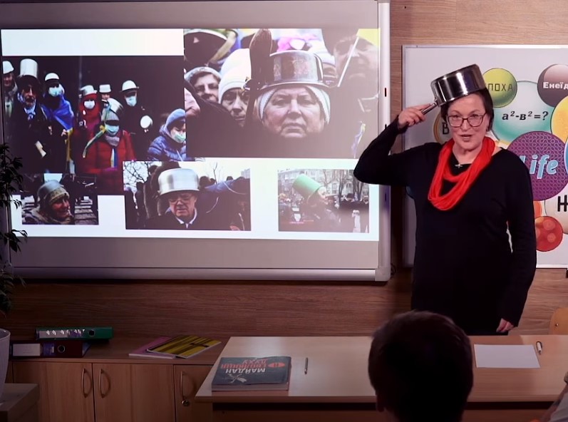 Онлайн-учительница рассказала о Майдане с кастрюлей на голове