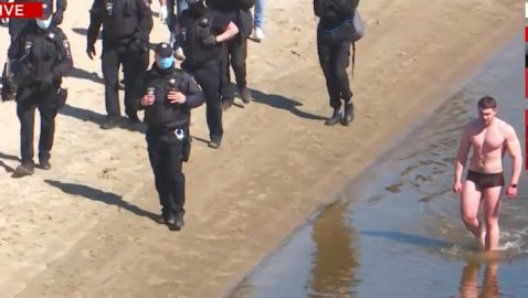 Мужчина вплавь добирался до качалки в Гидропарке. На берегу его встретила полиция