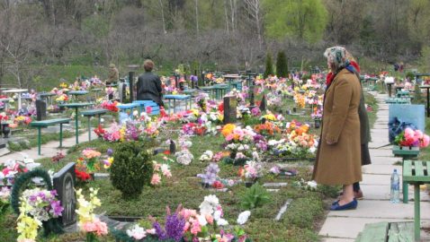 В Киеве временно закроют кладбища
