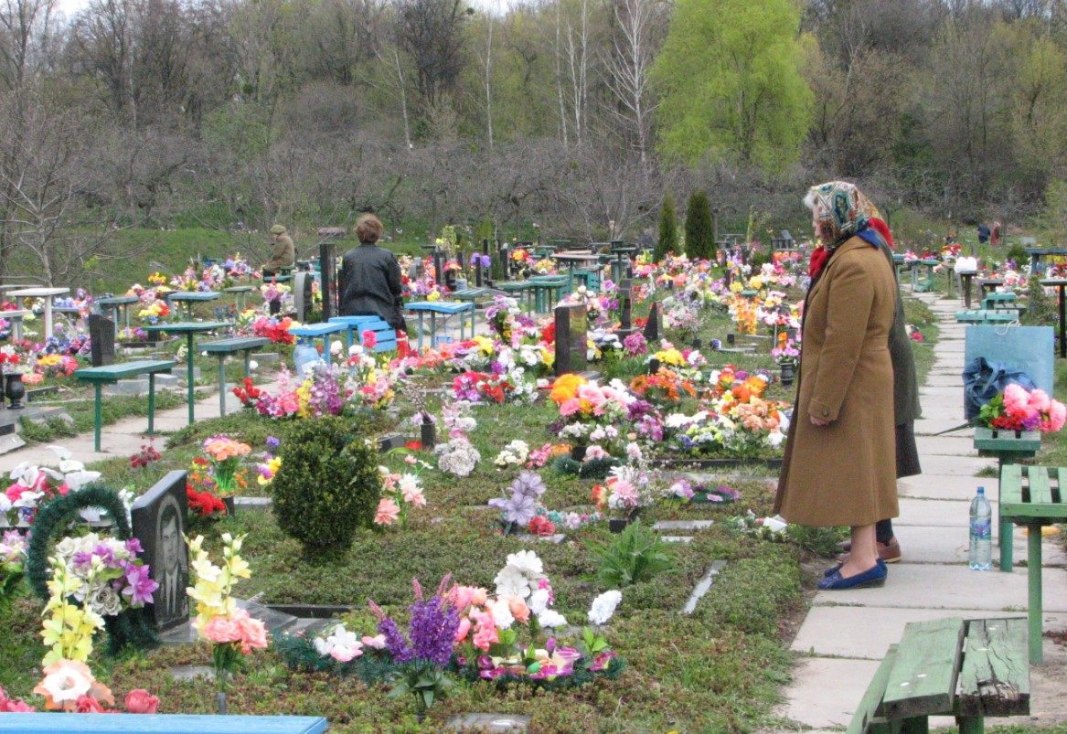 В Киеве временно закроют кладбища