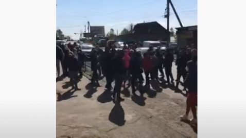 На Закарпатье предприниматели перекрыли дорогу и требуют открытия магазинов и рынков