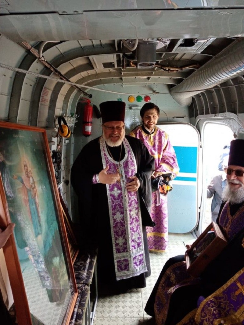 Священники РПЦ совершили воздушный крестный ход над Волгоградом против коронавируса — фото - 2 - изображение