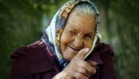 92-летняя старушка сбежала через окно с карантина, чтобы купить новый платок к Пасхе