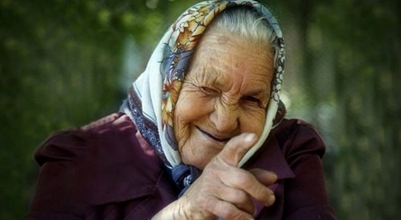 92-летняя старушка сбежала через окно с карантина, чтобы купить новый платок к Пасхе