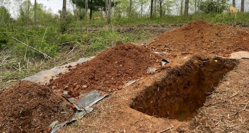 Появилось видео 600 могил, которые выкопали в Днепре для жертв COVID-19