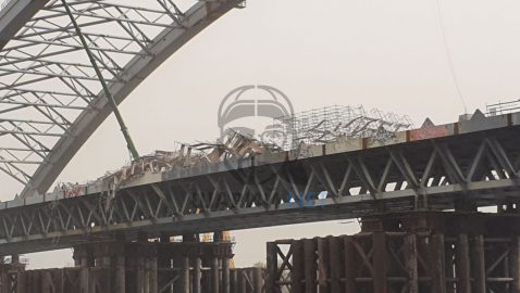 В Киеве на Подольско-Воскресенском мосту упали строительные леса