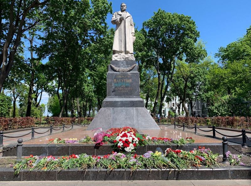 «Фашизм не пройдёт!»: у памятника Ватутину в Киеве исполнили песню «День Победы» - 1 - изображение