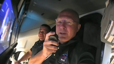 Астронавты Crew Dragon показали, что происходит в кабине космического корабля во время полёта