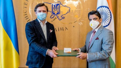 Индия передала Украине таблетки для борьбы с коронавирусом