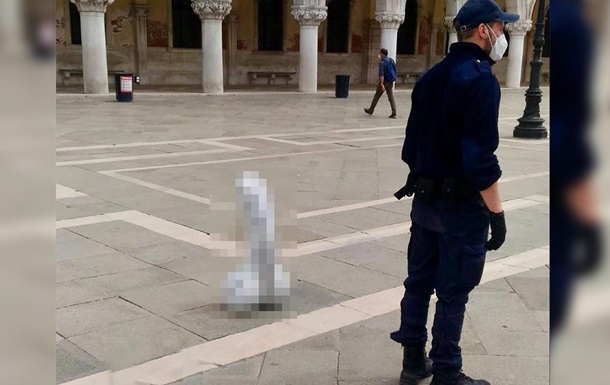В центре Венеции установили бетонный пенис