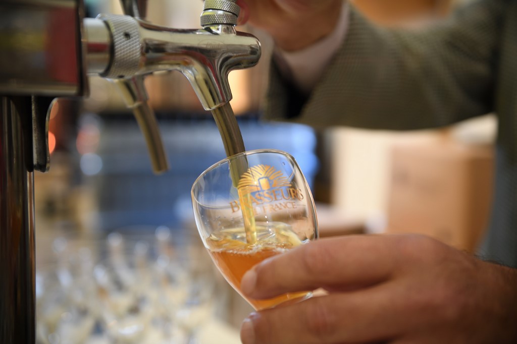 Во Франции выльют 10 млн литров нереализованного пива