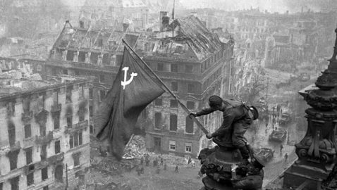 Facebook назвал ошибкой алгоритма удалённое фото «Знамени Победы над Рейхстагом»