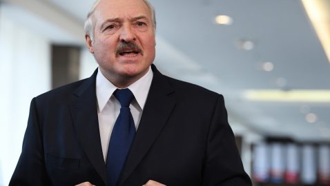 «На войне тоже умирали от вирусов». Лукашенко не будет отменять парад 9 мая