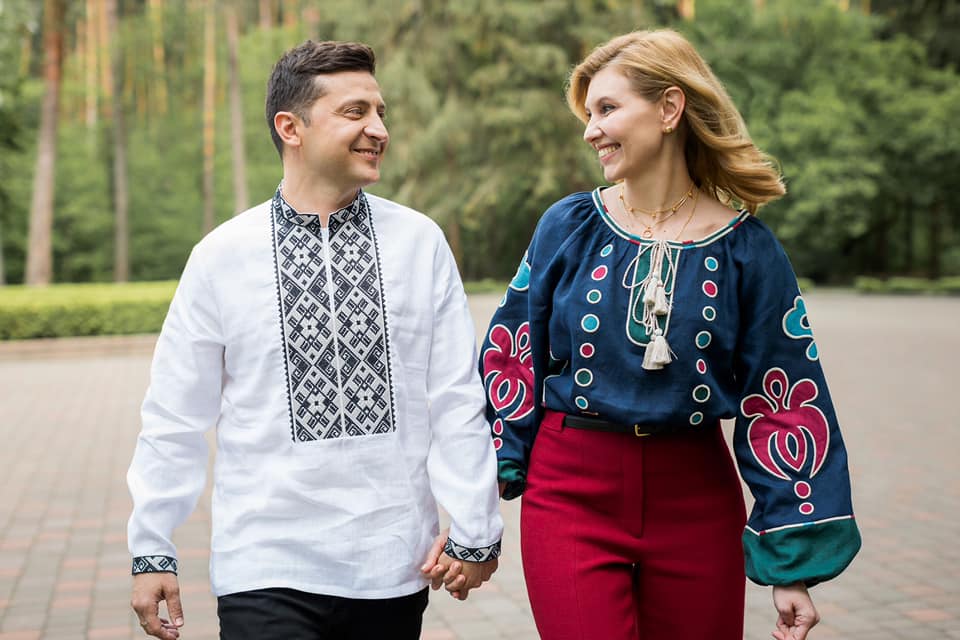 Украинский бренд нарвался на критику, разместив фото Зеленских в вышиванках