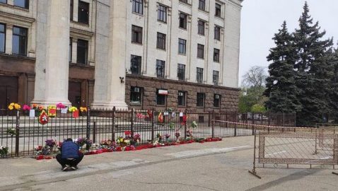 Годовщина 2 мая в Одессе: горожане несут цветы к Дому профсоюзов, фото