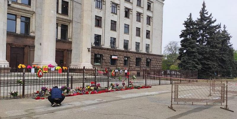 Годовщина 2 мая в Одессе: горожане несут цветы к Дому профсоюзов, фото