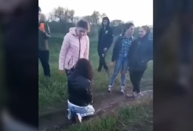 Под Харьковом подростки избили и поставили на колени девушку с инвалидностью