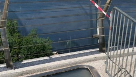 В Киеве на «мосту Кличко» треснуло стекло