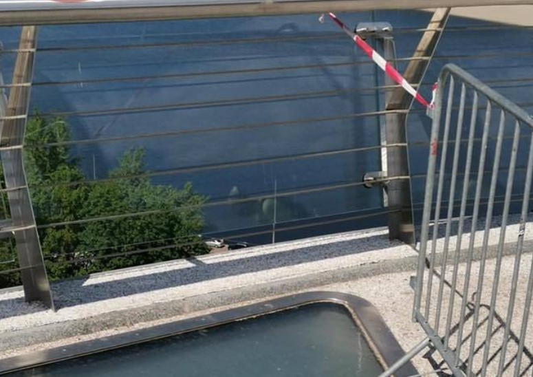 В Киеве на «мосту Кличко» треснуло стекло