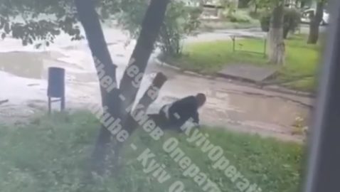 На видео очевидца попал раненый стрелок в Броварах