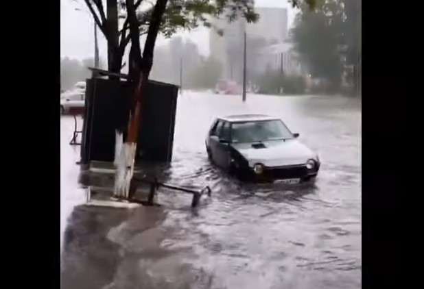 Одессу затопил ливень, есть «утонувшие» автомобили