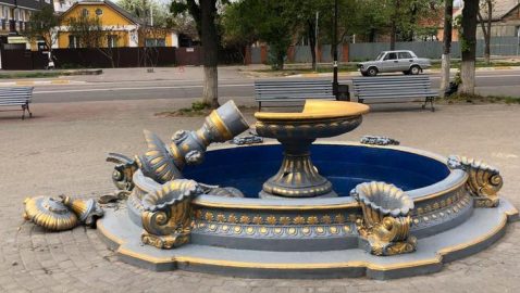 Женщина в центре Боярки сломала фонтан, пытаясь сделать фото
