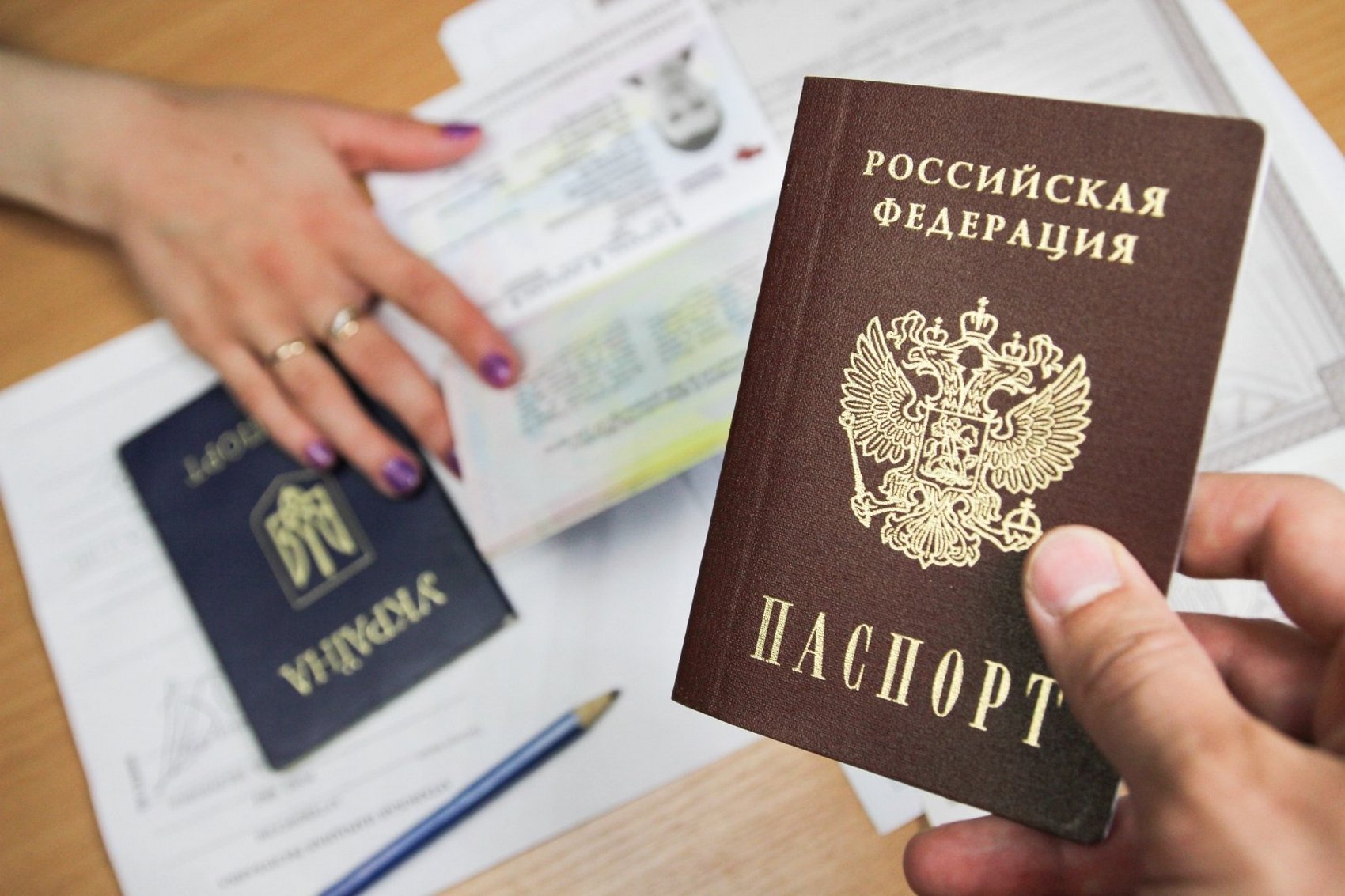 Граждане, получившие паспорта РФ, не смогут голосовать на местных выборах на Донбассе