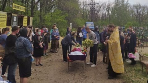«Мать пришла домой, а через час уже вышла с головой»: под Харьковом похоронили убитую девочку