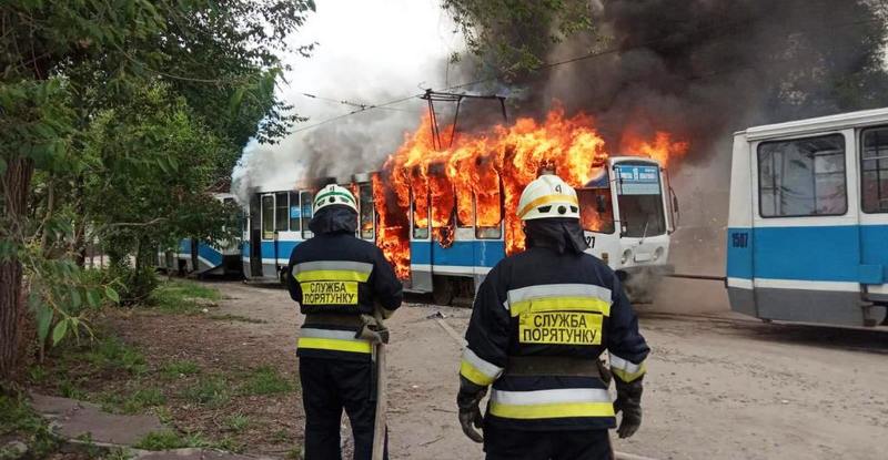 В Днепре десять пожарных тушили огонь в трамвае