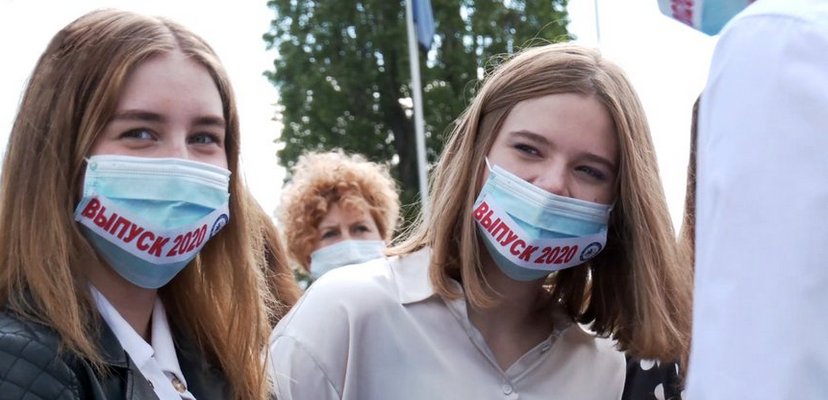 В одной из школ Харькова провели последний звонок в масках