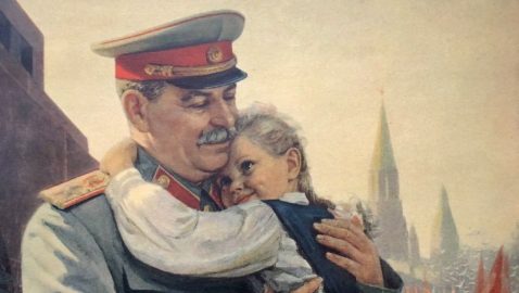 В Днепре учительница поздравила родителей первоклассников открыткой со Сталиным