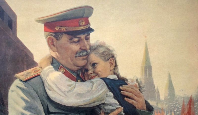 В Днепре учительница поздравила родителей первоклассников открыткой со Сталиным