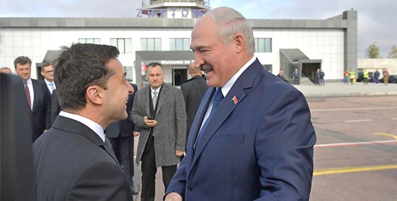 Зеленский передал в подарок Лукашенко вышиванку