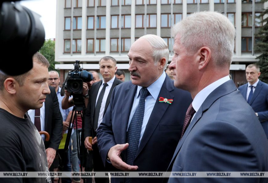 «Саша 3%» и «усатый таракан»: Лукашенко отреагировал на лозунги оппозиции